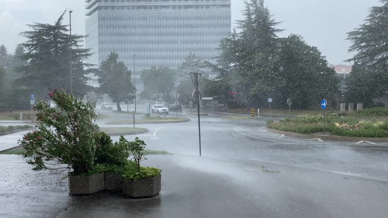 强风和暴雨使城市街道交通堵塞视频素材