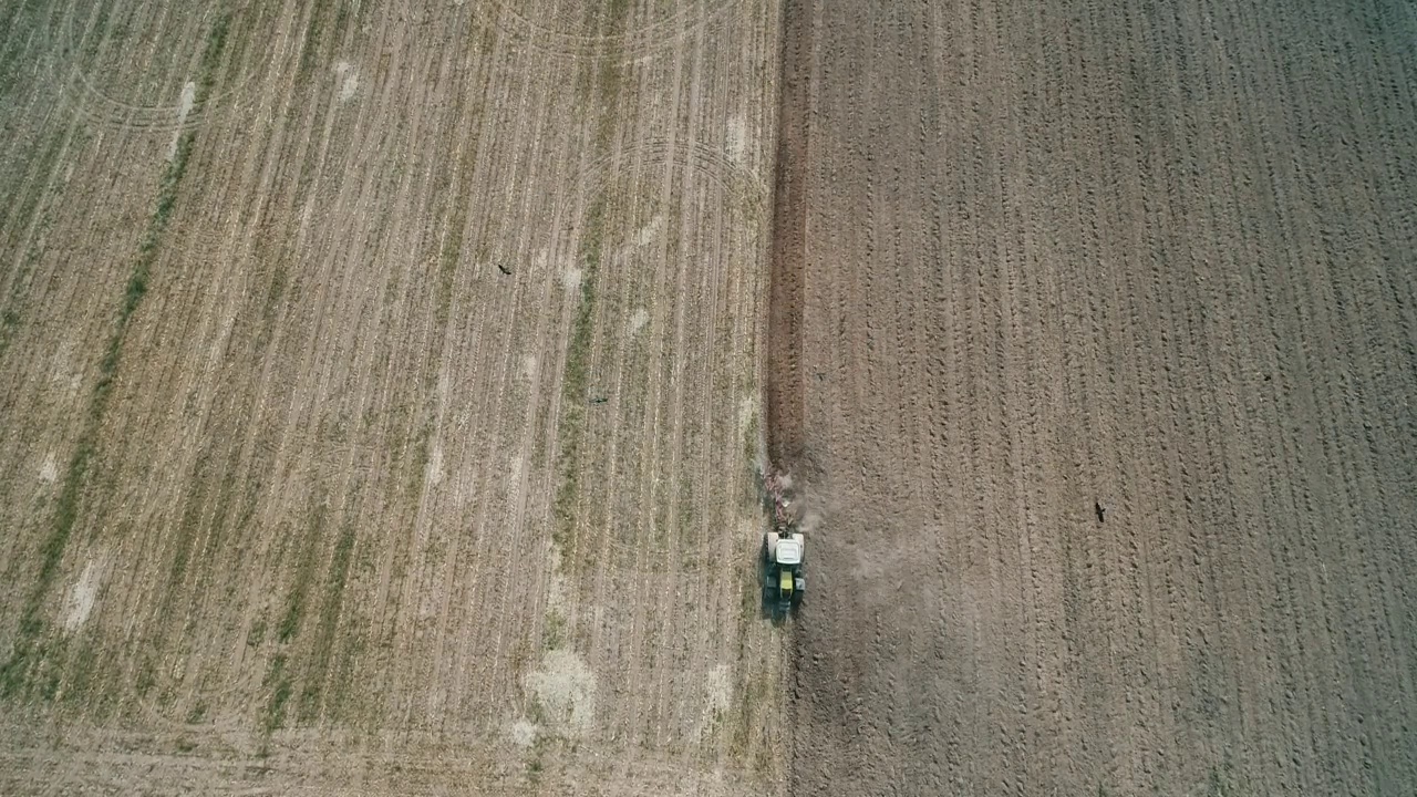 用拖拉机耕地的鸟瞰图。基辅,乌克兰。视频下载