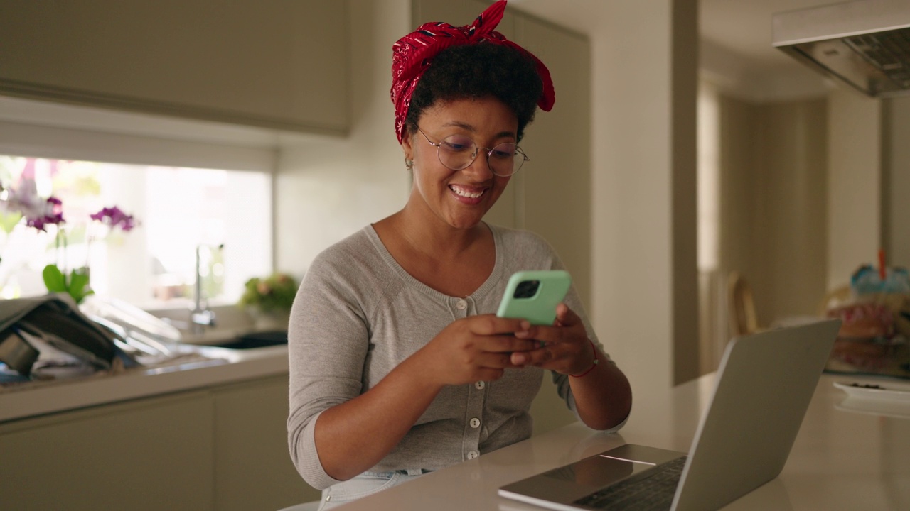 非洲裔美国女性在家使用笔记本电脑和智能手机视频素材