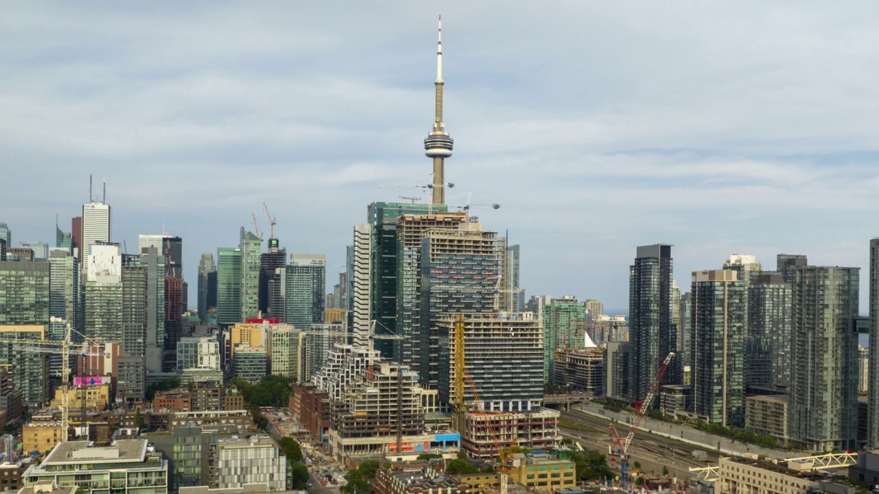 多伦多和加拿大国家电视塔的空中超距拍摄视频素材