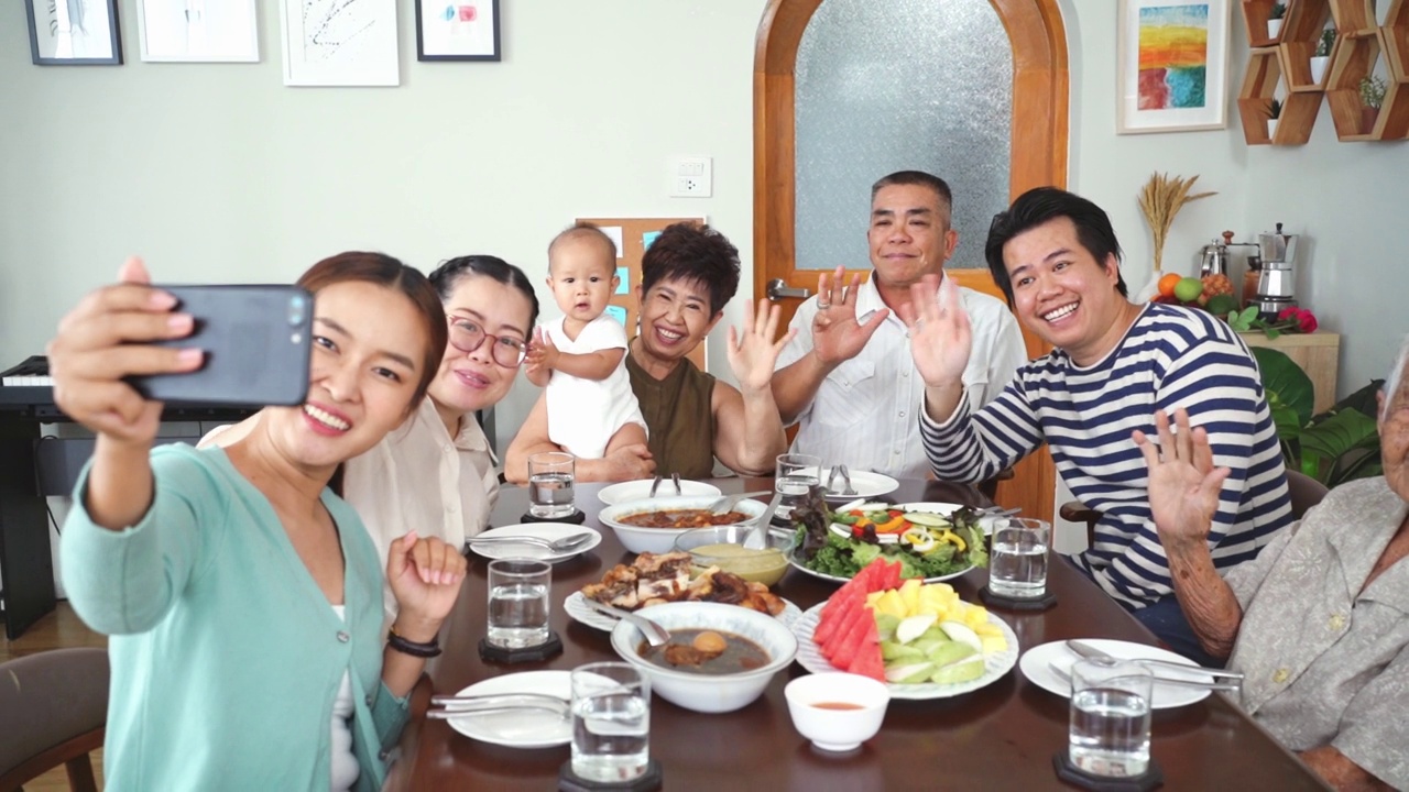 开心享受亚洲大家庭聚餐时的自拍视频下载