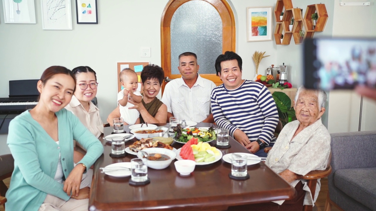 开心享受亚洲大家庭聚餐时的合影视频下载