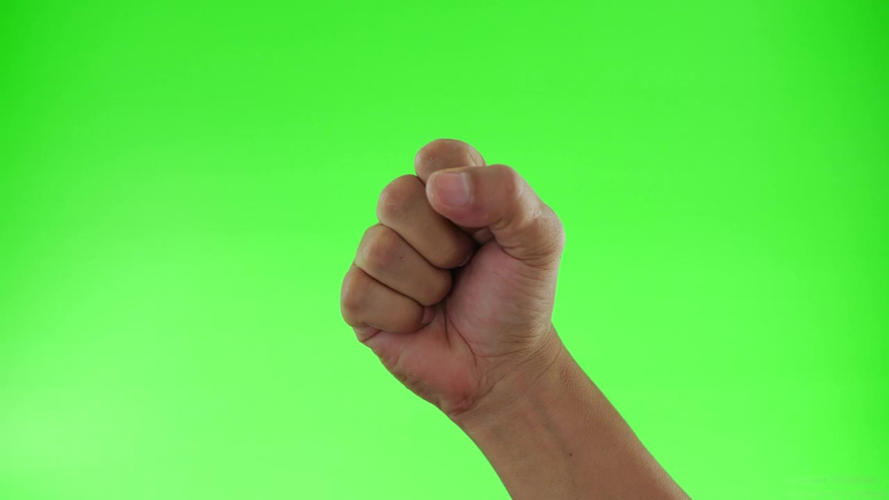 绿幕背景上，双手举起握拳视频素材