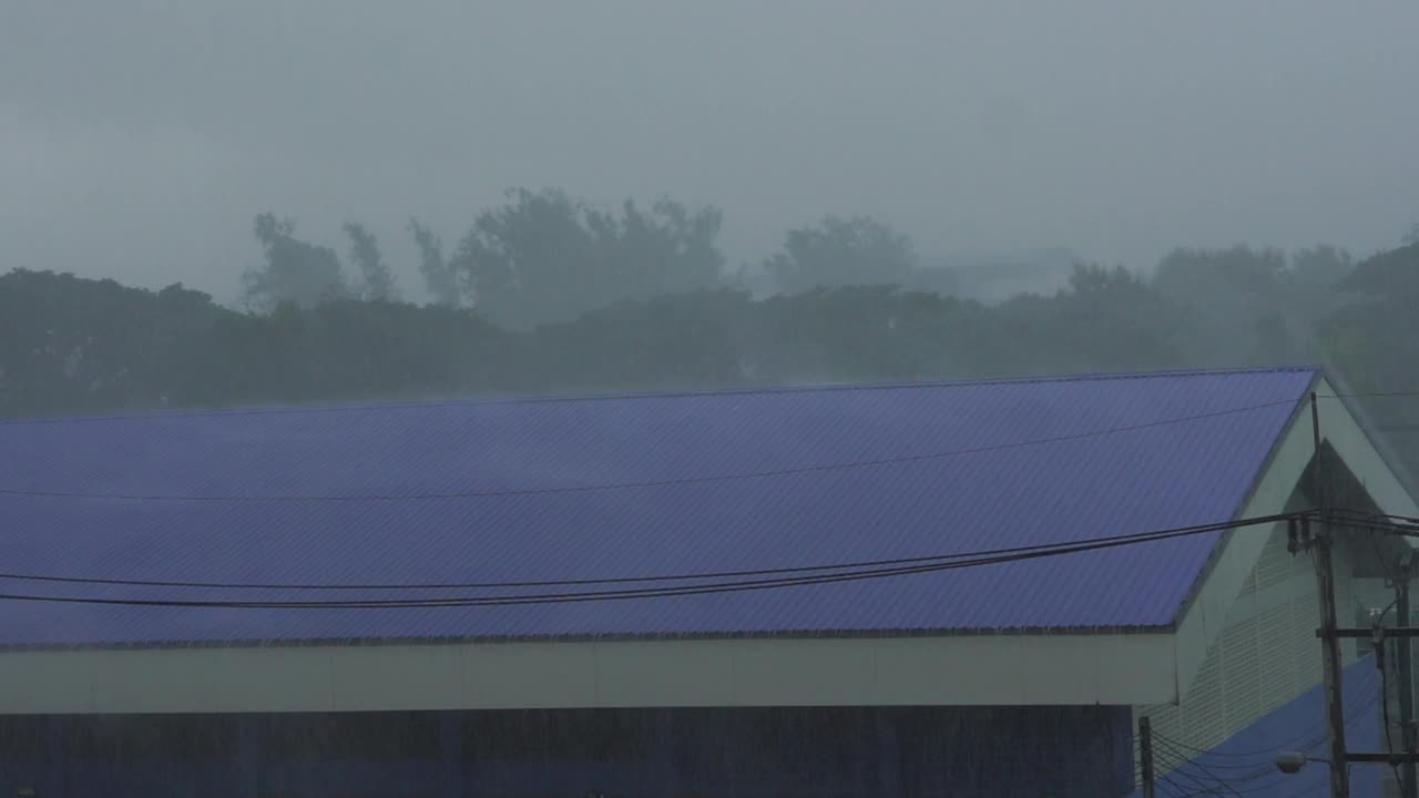 雨点落在屋顶上，白天下着大雨视频下载