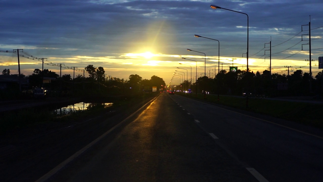 慢动作在路上的交通在日落视频素材