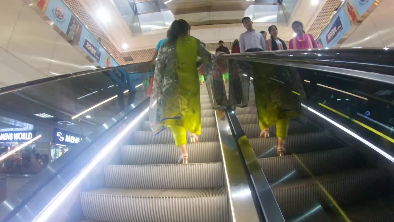 在购物中心内乘坐自动扶梯视频下载