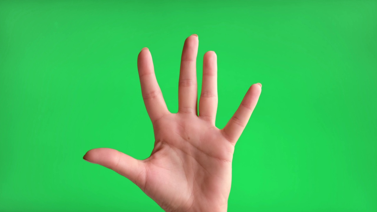 女性掌心侧手在色度键背景上数到五。关闭了。绿屏上孤立的女人手势计数，4K镜头。数字计算。用手指从1数到5的手视频下载