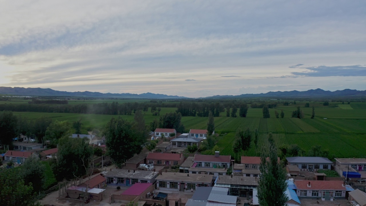 日落时村庄的鸟瞰图。视频下载