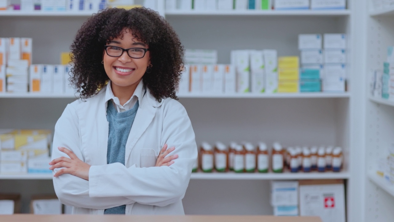 骄傲，自信和快乐的药剂师微笑着站在药店或药房的复印空间。满意的非洲女性医疗保健专业人员的肖像微笑在药房视频下载