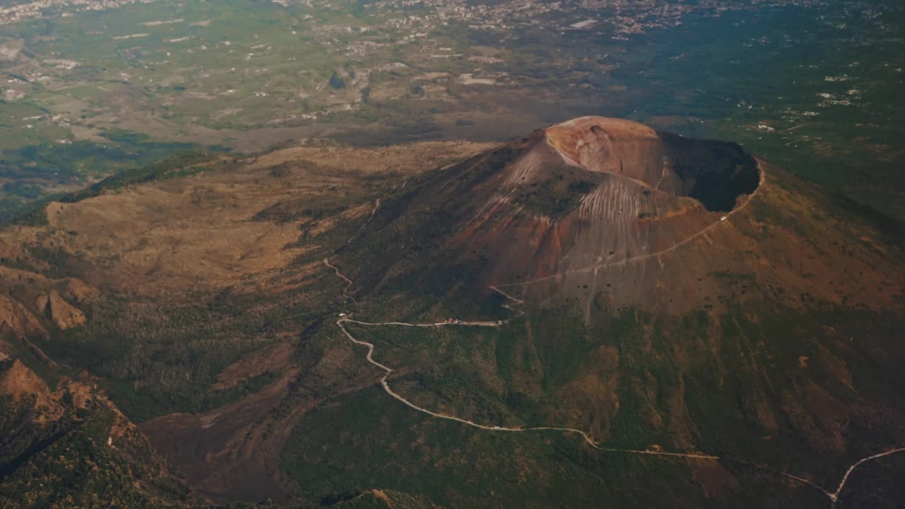 从空中俯瞰意大利维苏威火山。视频下载