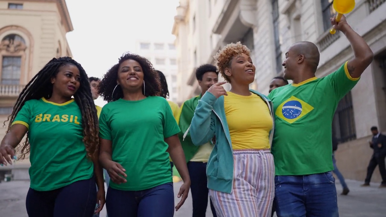 行走在城市中的巴西朋友视频下载