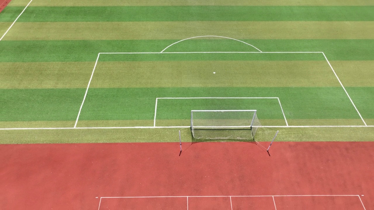 阳光明媚的崭新空旷的足球场。无人机的鸟瞰图视频素材