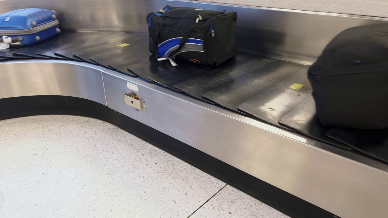在机场，有行李传送带。视频下载