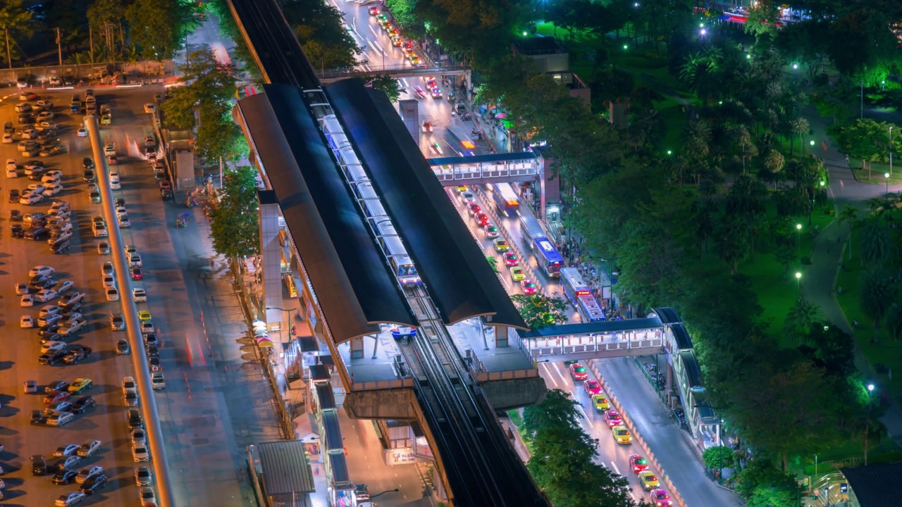 4k繁忙的车站、道路的时间流逝，从鸟瞰曼谷城市俯瞰BTS空中列车，道路，公园旁，泰国旅游目的地。视频下载