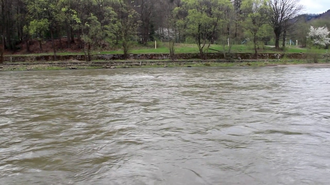 乌克兰喀尔巴阡山的奥皮尔河，Skole Beskids国家自然公园视频下载