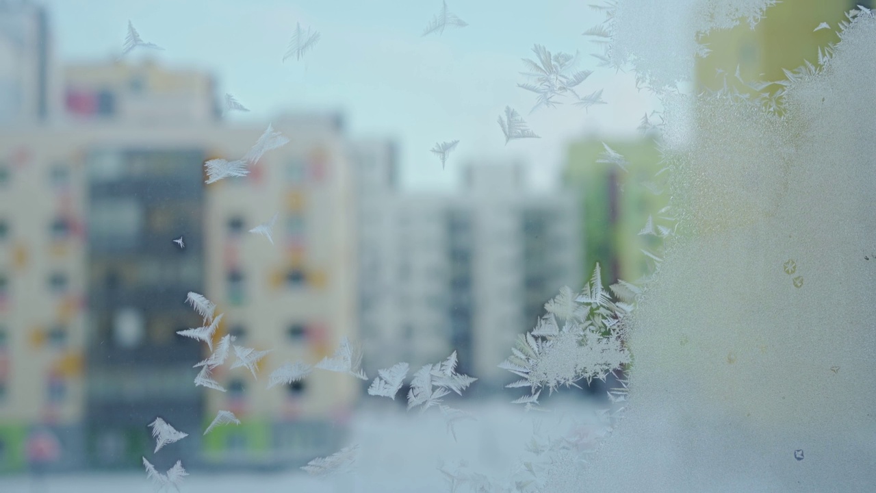 在冰冻的窗户上一些冰花的特写图像。窗户上的雪花图案。霜模式视频素材