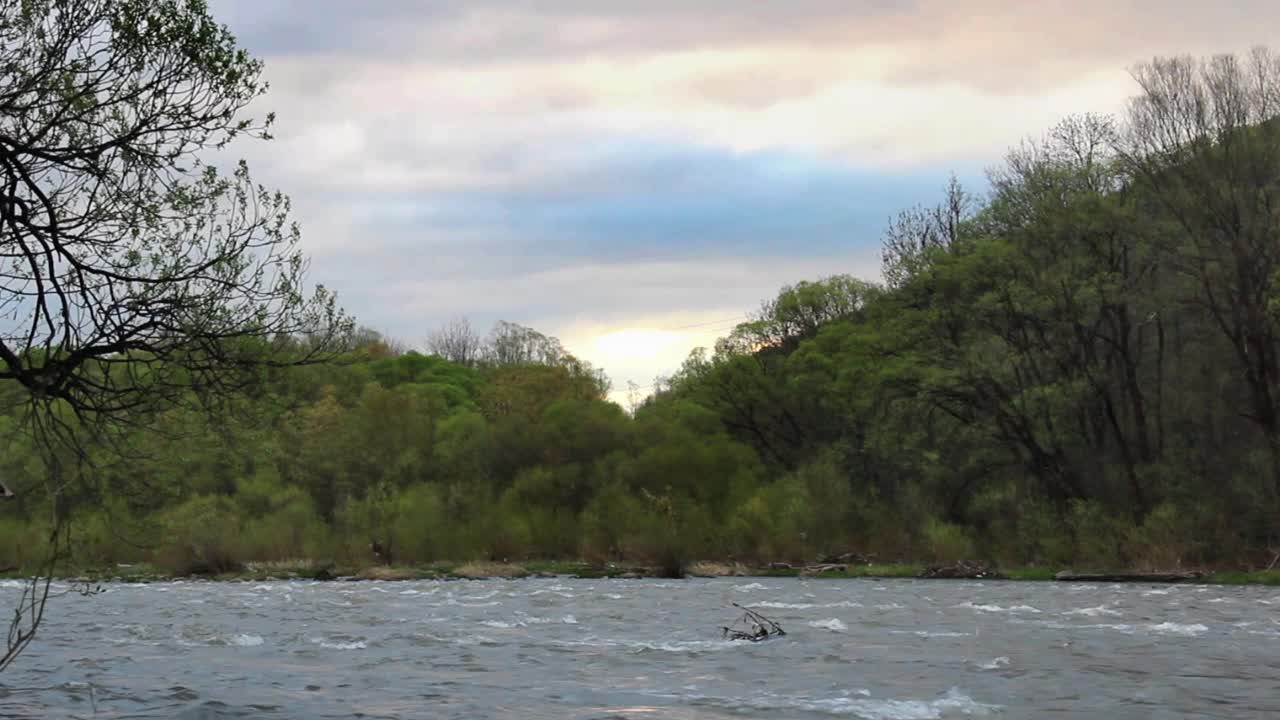 乌克兰，斯科尔贝斯kids国家自然公园，喀尔巴阡山脉奥皮尔河上的延时日出视频下载