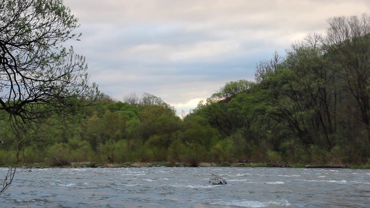 乌克兰喀尔巴阡山脉奥皮尔河上的日出，Skole Beskids国家自然公园视频下载