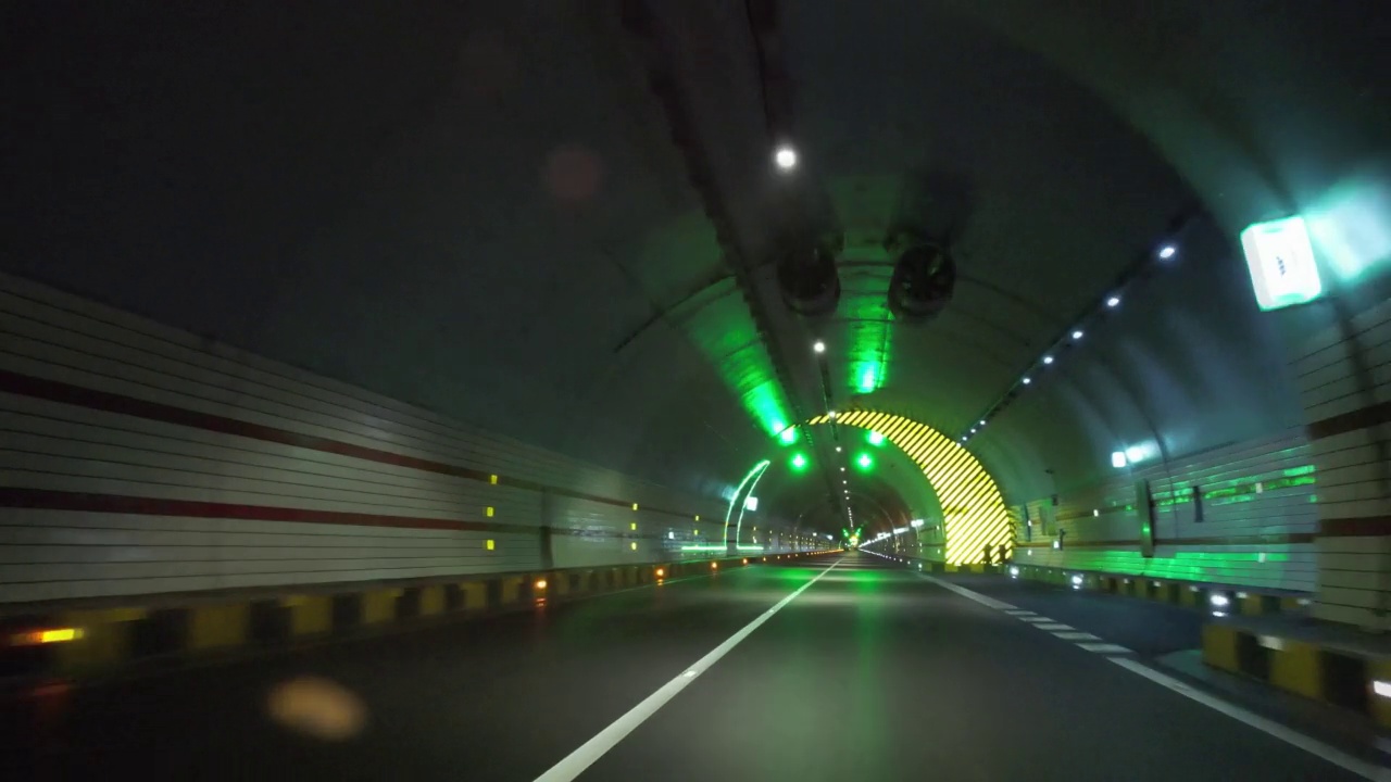 在高速公路上行驶通过隧道视频下载