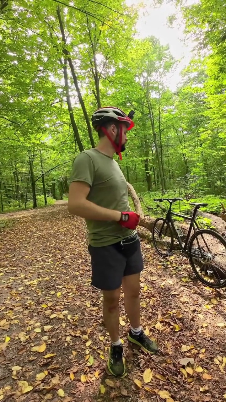 一名男子将自行车头盔戴在头上视频素材