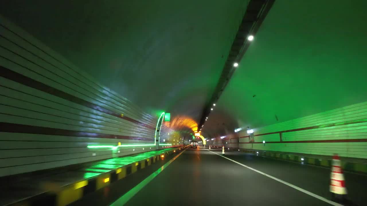在高速公路上行驶通过隧道视频下载