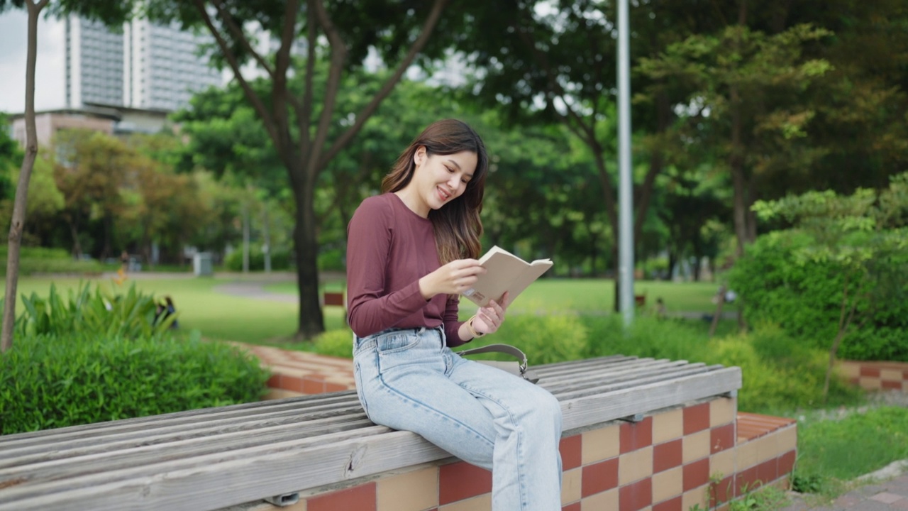 一名年轻女子在看书后稍事休息视频素材