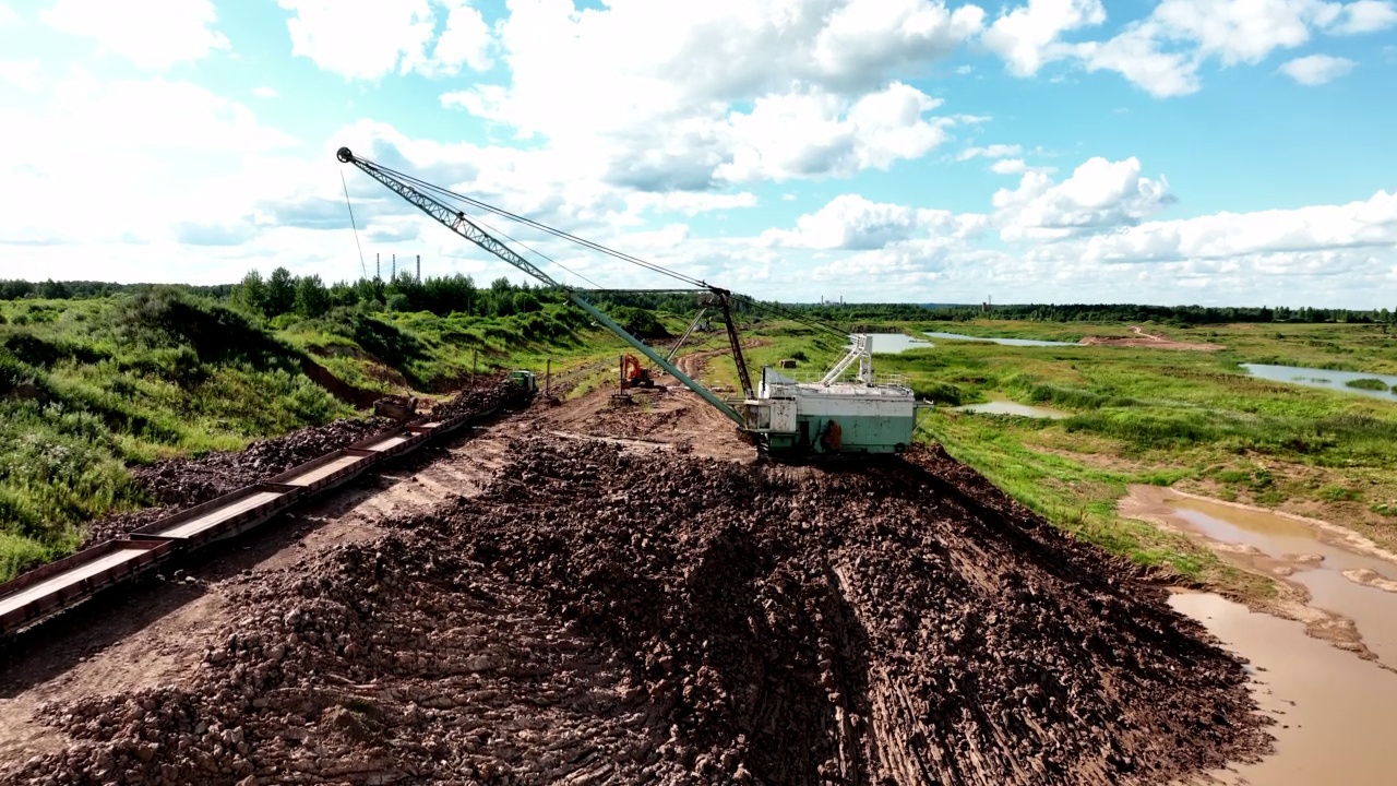 露天开采。挖掘机在货运列车上装载粘土。视频素材
