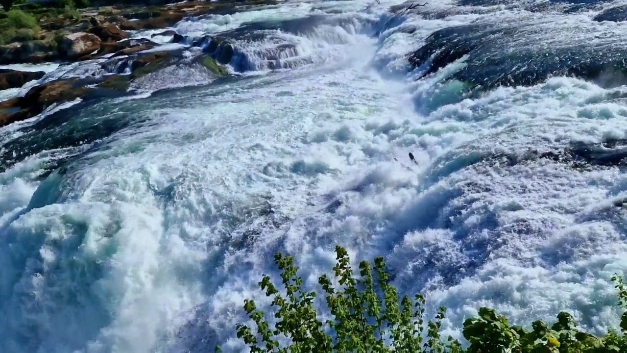 莱茵瀑布(莱茵瀑布)鸟瞰图-欧洲最大的瀑布位于瑞士沙夫豪森-德国边境视频素材