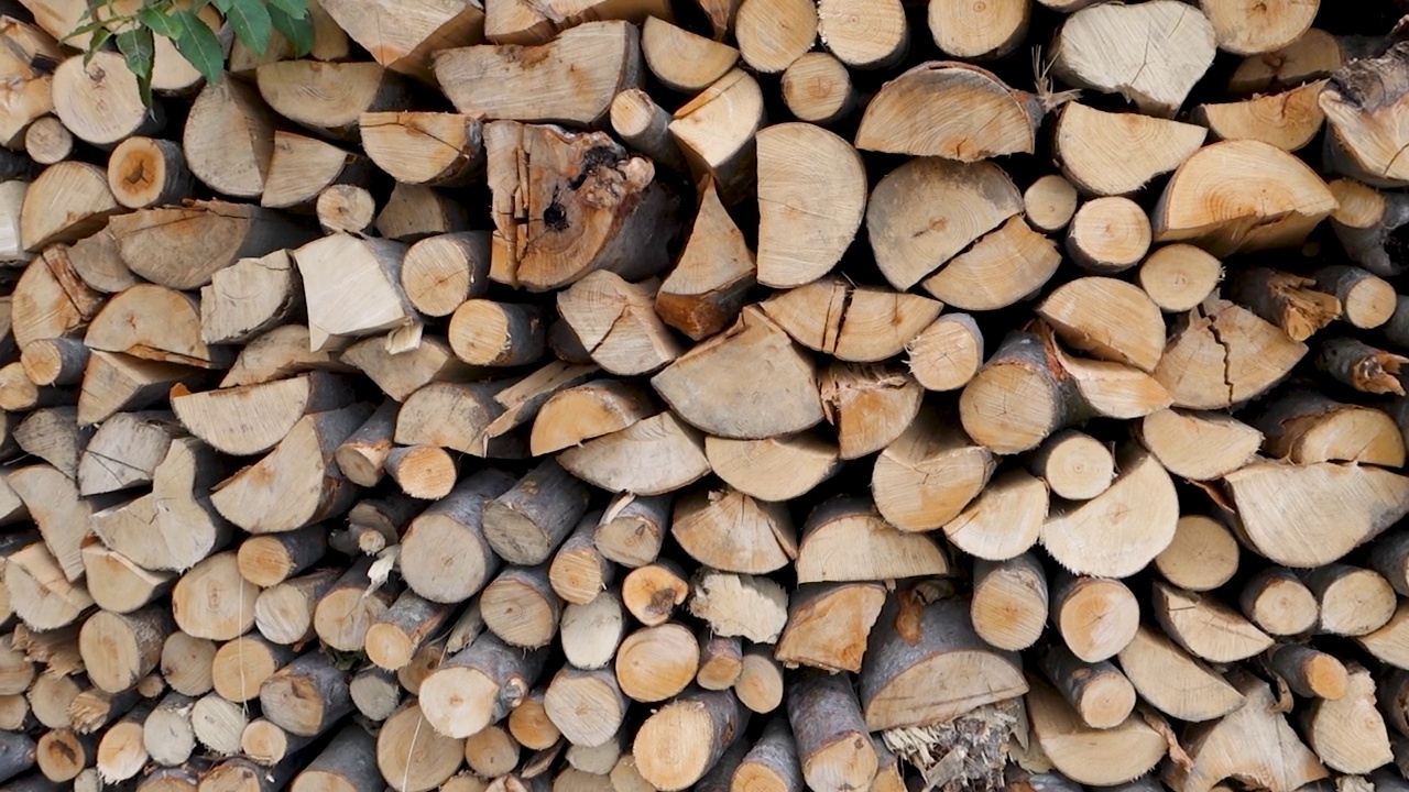 一堆柴火的景象。木材堆中干切原木的背景。自然的纹理。为寒冷的冬天准备木柴视频素材