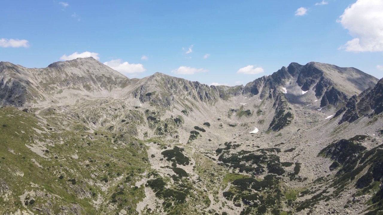 鸟瞰图Yalovarnika和Kamenitsa峰在皮林山，保加利亚视频下载