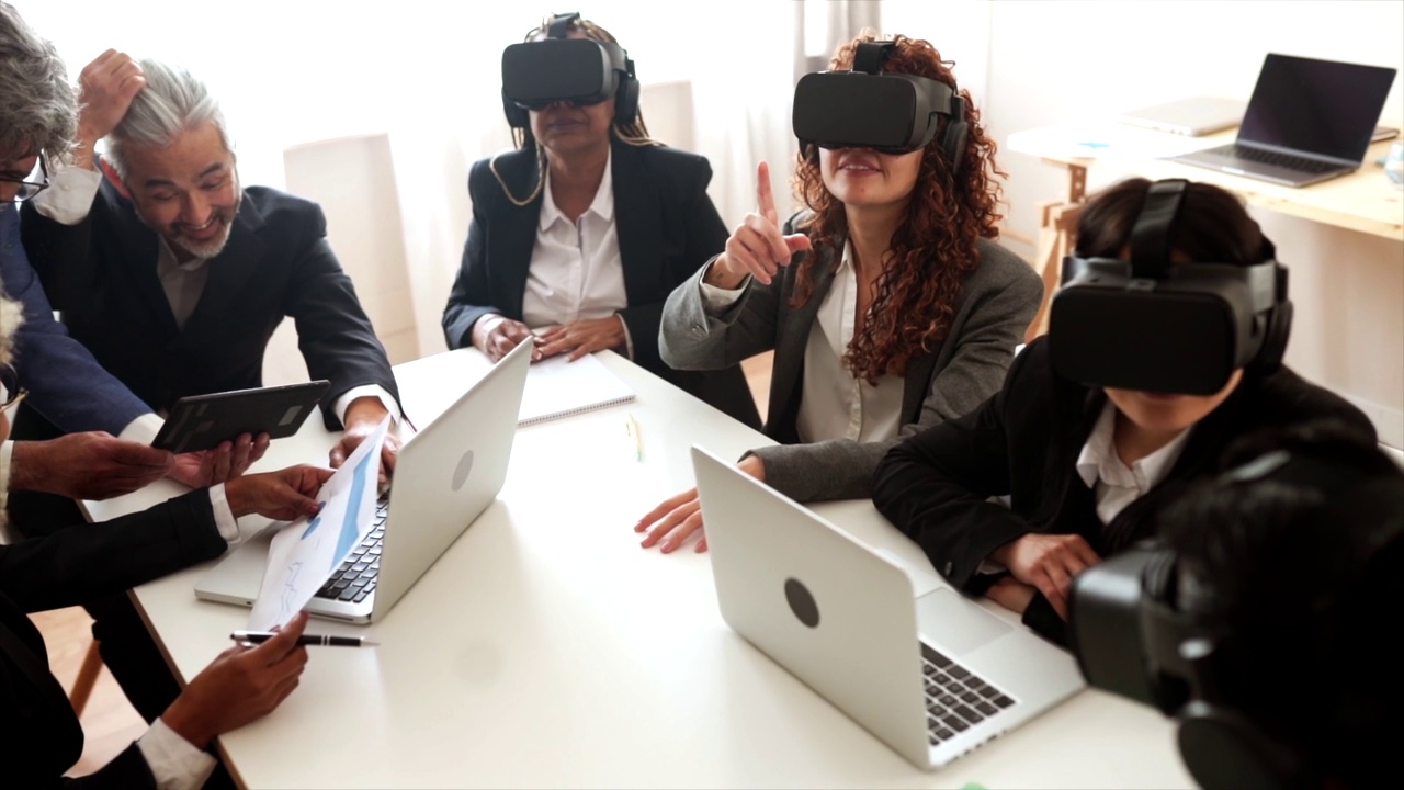 一群商务人士在办公室使用元世界虚拟现实视频素材