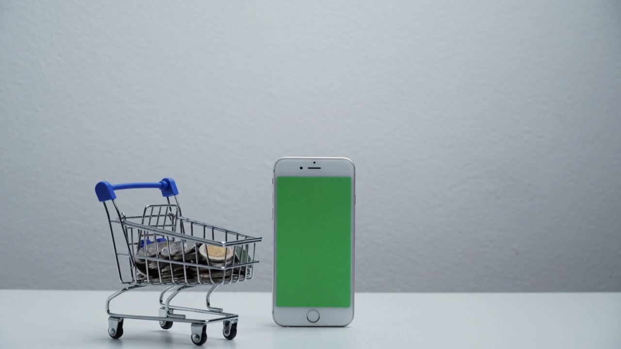 停止运动购物车购物移动周围的智能手机绿色屏幕。视频下载