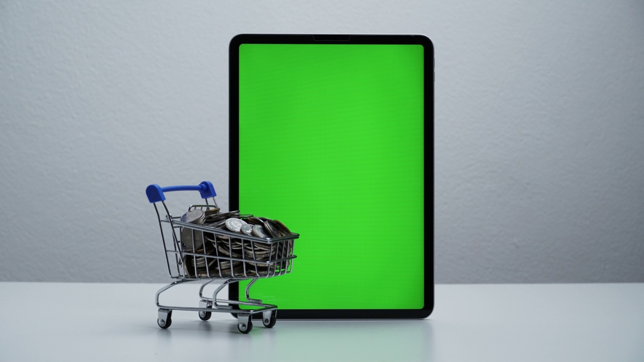 停止运动的购物车购物移动左右平板电脑的绿色屏幕。视频下载