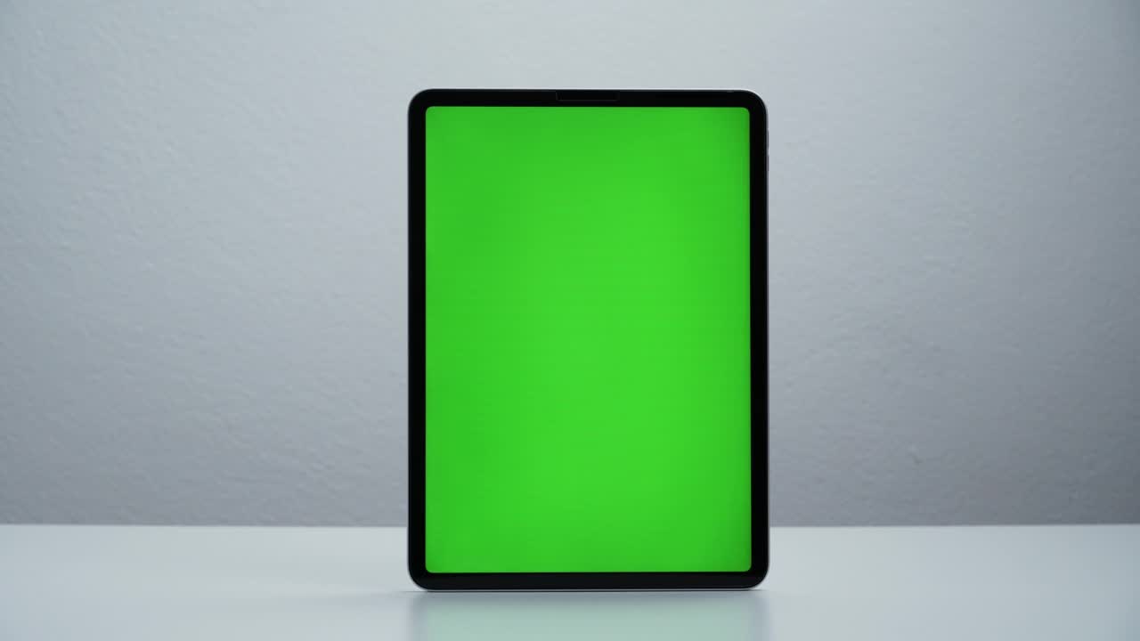 停止运动推车购物移动平板电脑的绿色屏幕。视频下载