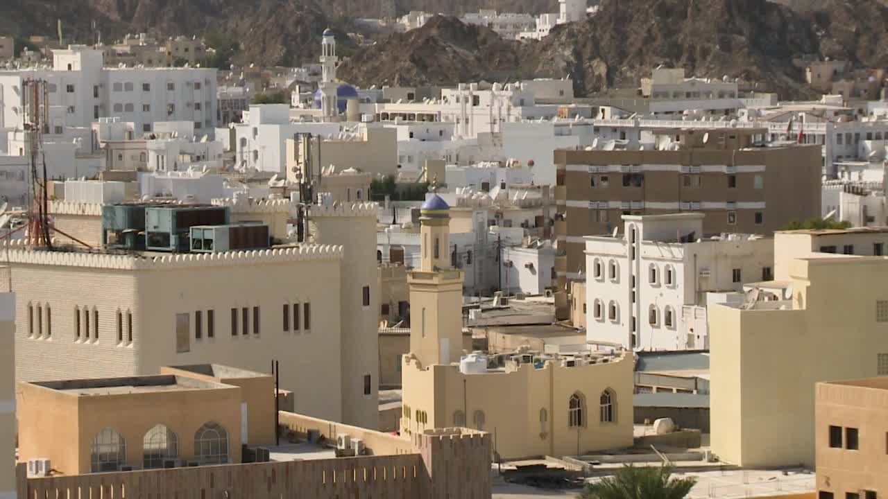 马斯喀特景观与两个清真寺视频素材