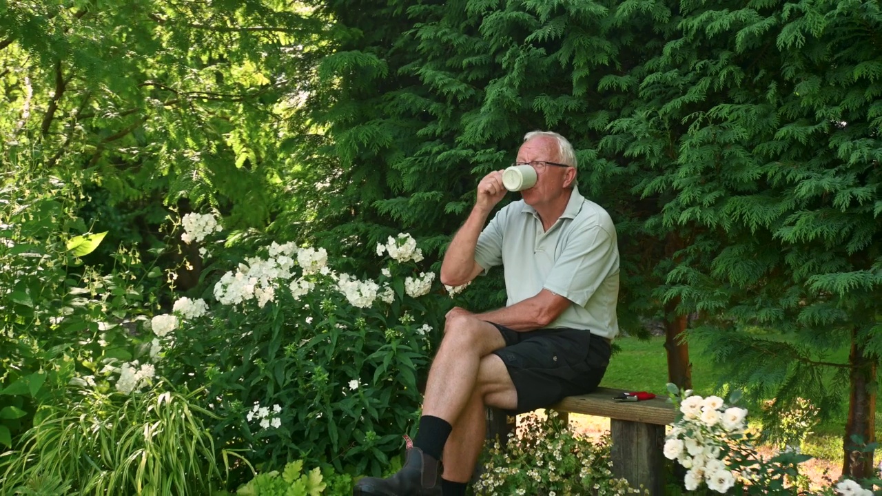 老人享受着一杯咖啡视频素材