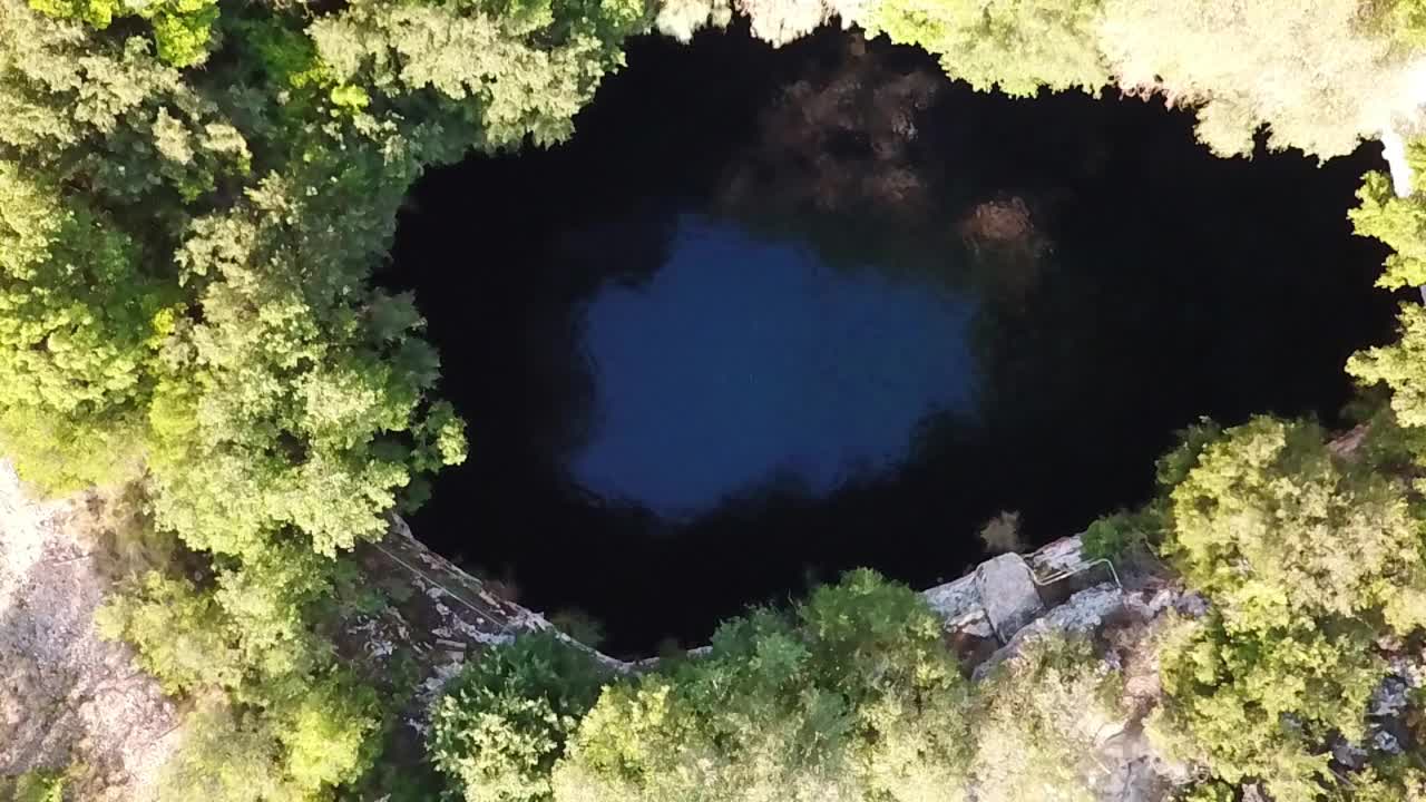 Kefalonia Melissani湖来自希腊上方视频下载