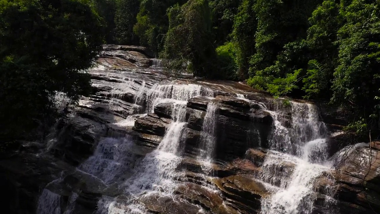 热带森林中的瀑布。斯里兰卡。视频素材