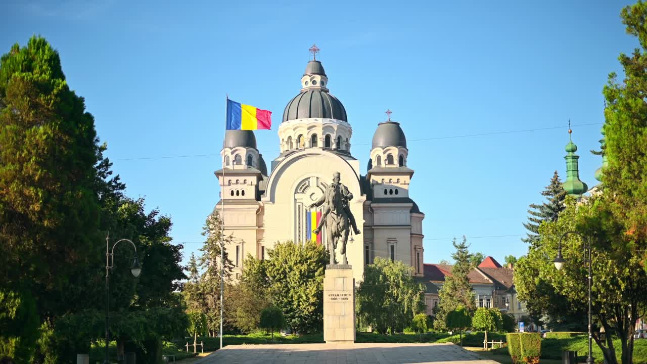 在罗马尼亚塔尔古穆雷斯中心的主大教堂的升天和阿夫拉姆·扬库雕像视频下载