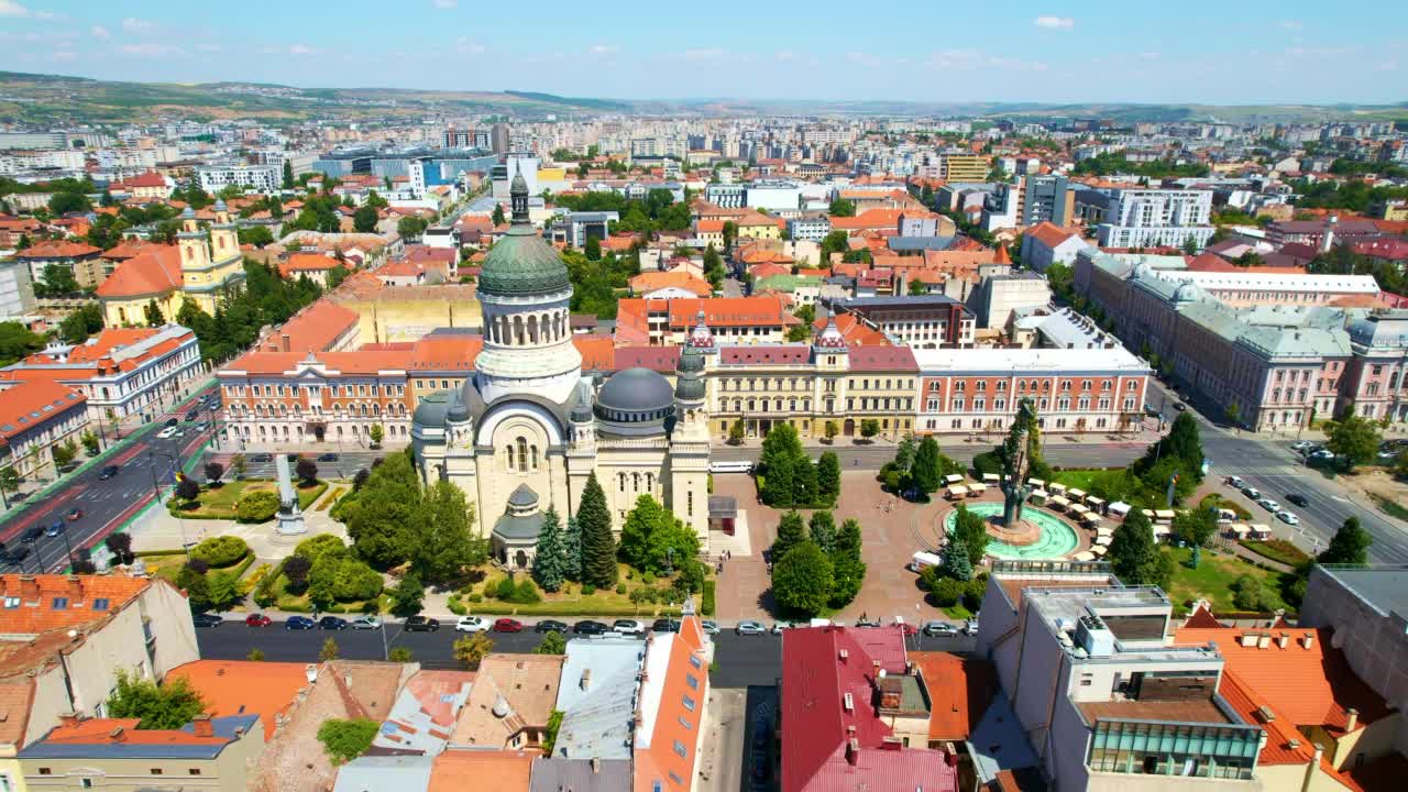 罗马尼亚克卢日纳波卡市中心的Avram Iancu广场上的东正教大教堂的无人机视图。城市景观，中心广场，老建筑，汽车视频下载