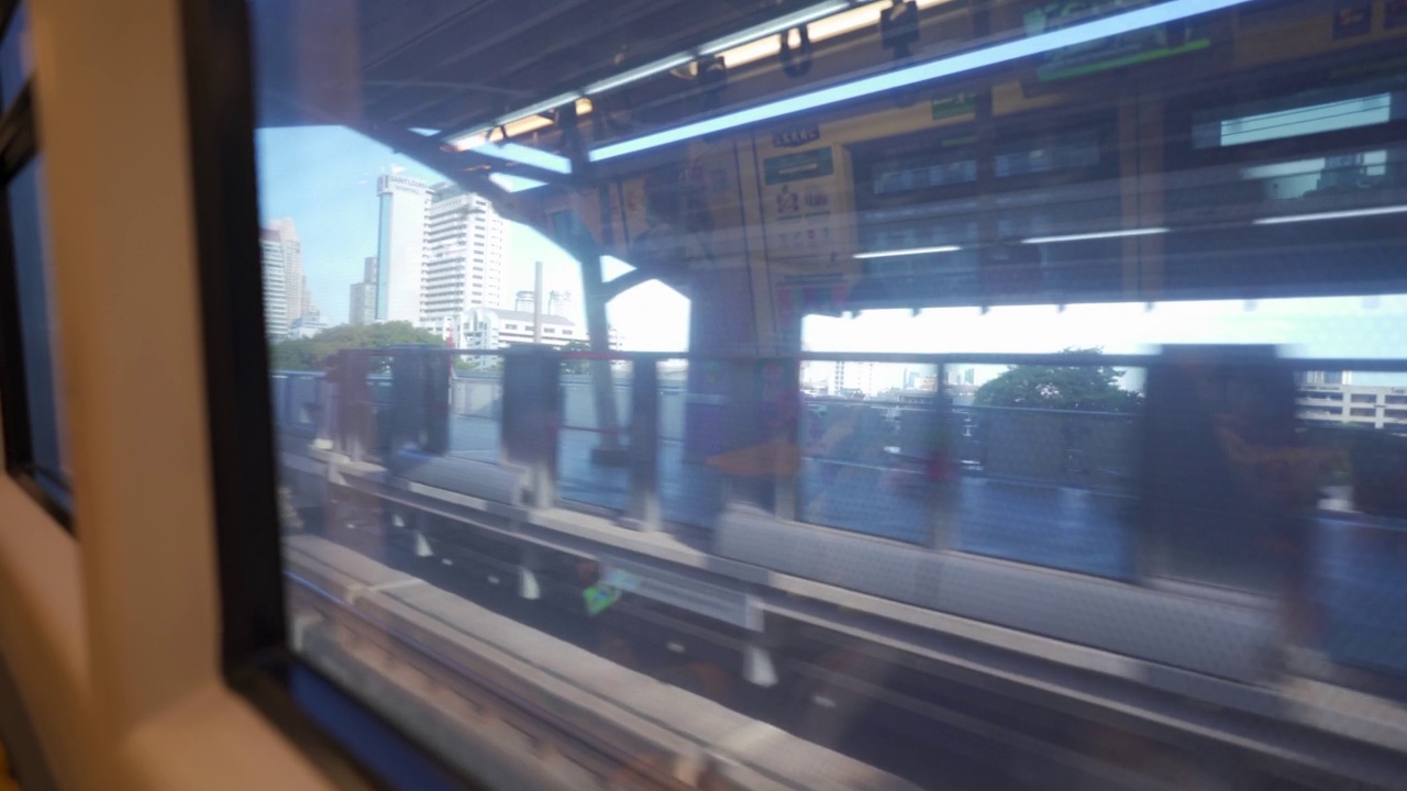 曼谷火车上的侧视图视频素材