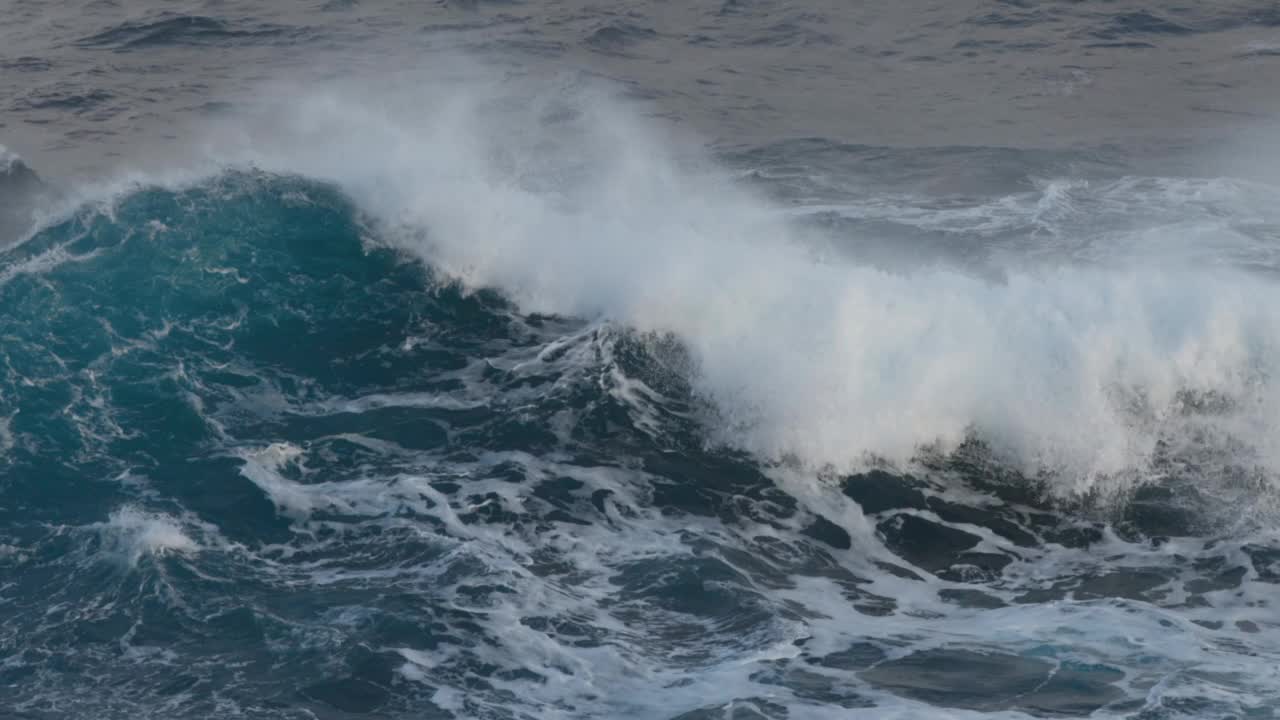 海面上巨浪滔天，白沫滚滚。慢动作4K拍摄的惊涛骇浪。碧波荡漾的海洋视频素材