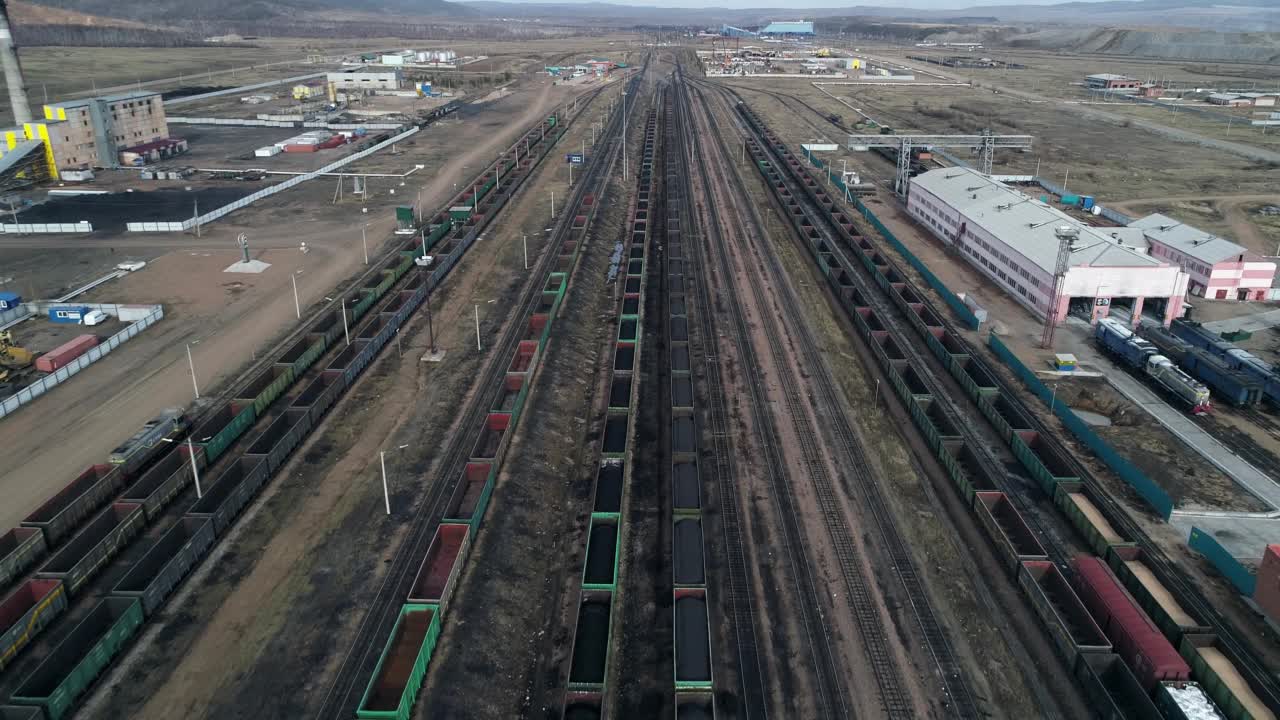 全景鸟瞰图拍摄的煤炭加工厂，工业生产视频素材