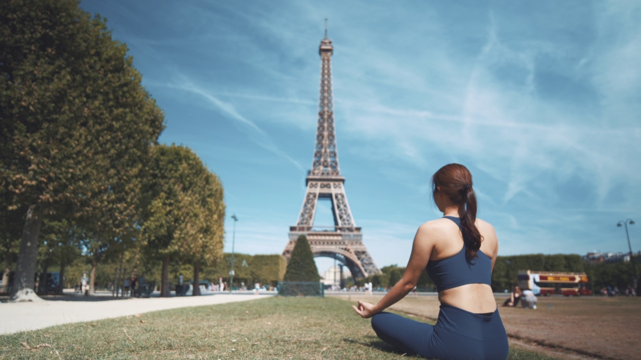 年轻女子在巴黎练习瑜伽视频素材