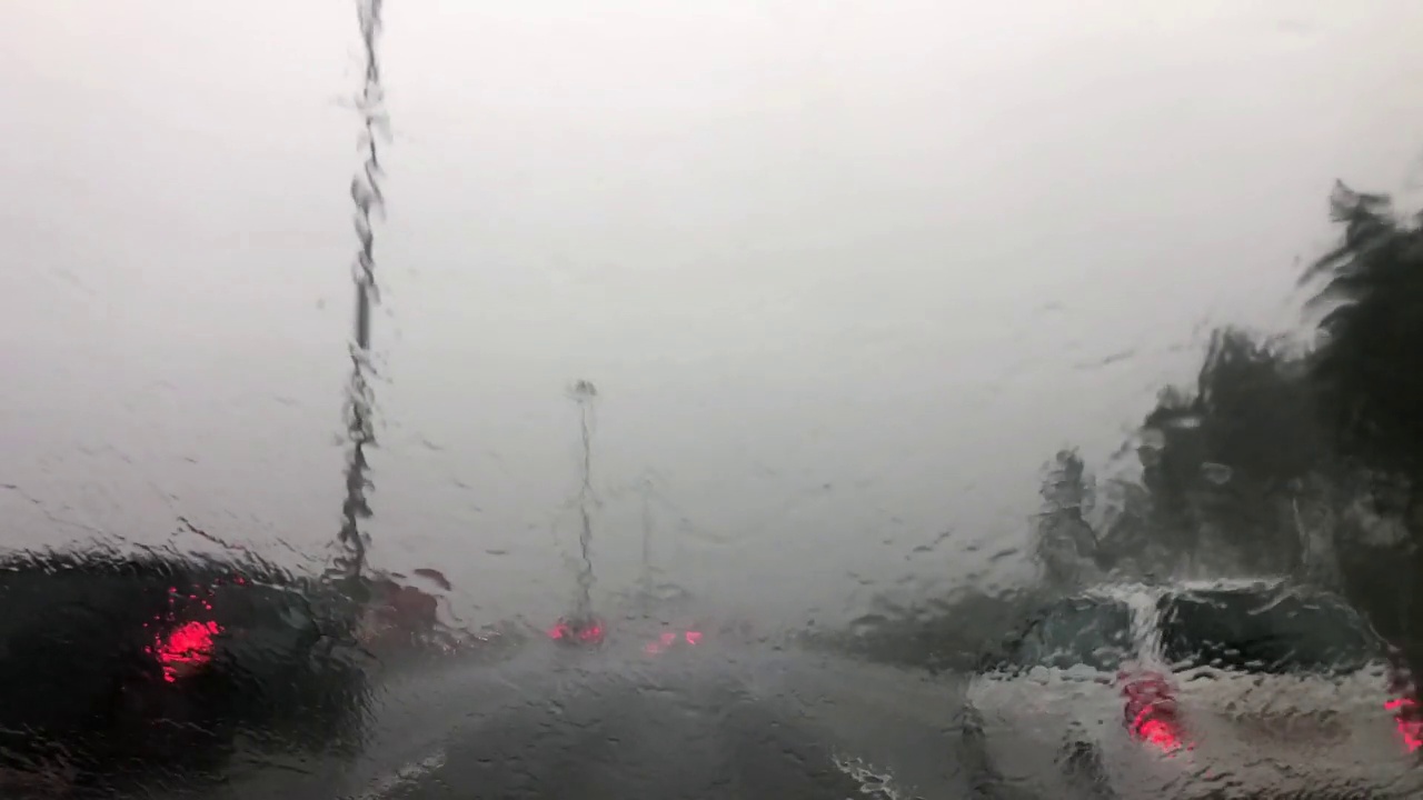 雨是在高速公路上开车时的飓风风暴。视频素材
