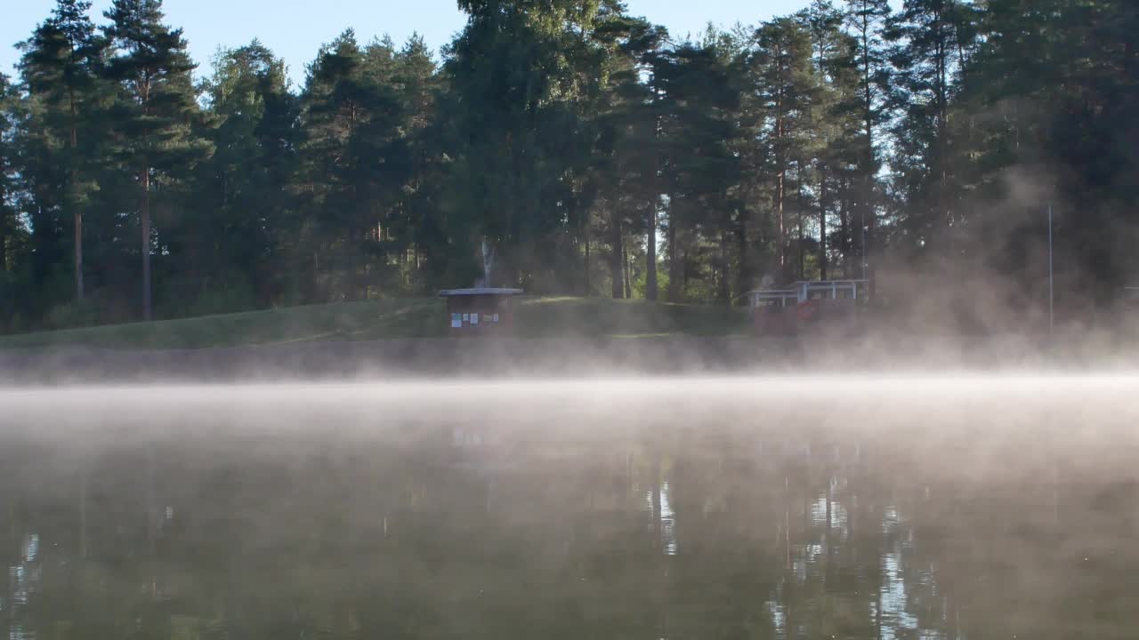 水蒸汽在池塘表面视频素材