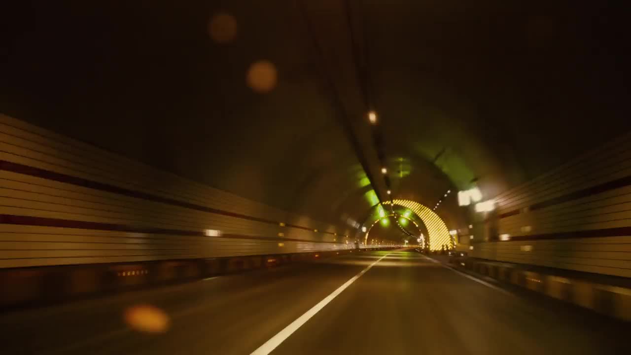 在高速公路上通过隧道开车视频下载