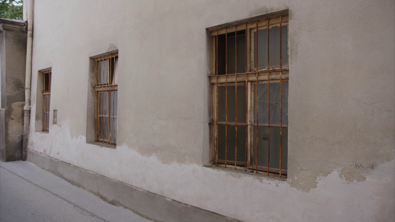城镇住宅的旧立面，带铁栅栏窗户视频素材