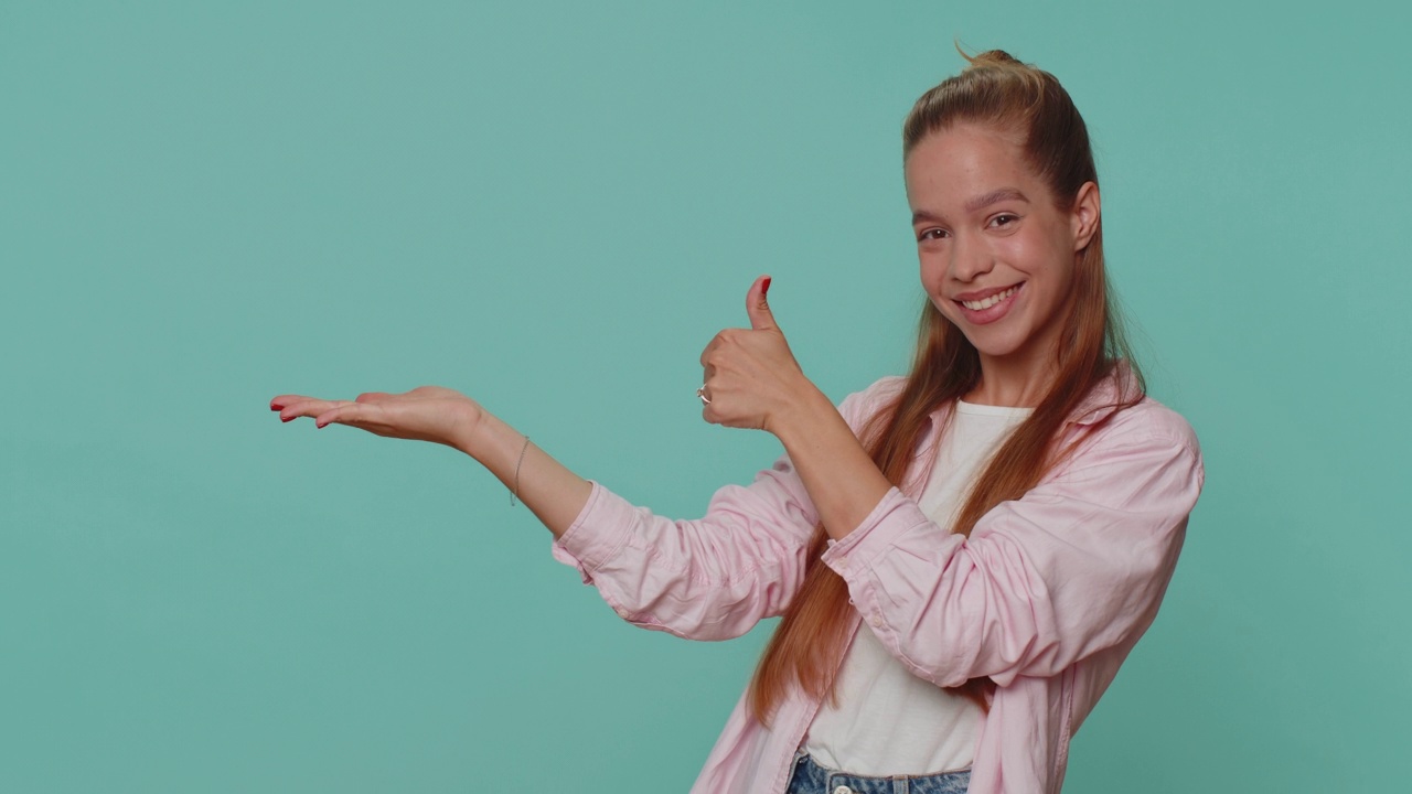 女孩小孩竖起大拇指，指着空的地方，广告区域为商业文字，标志视频素材