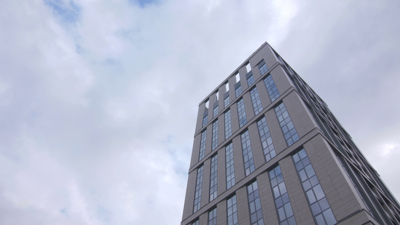 玻璃混凝土立面的高层办公建筑视频素材